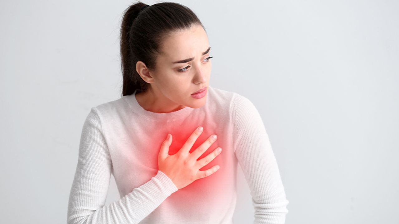 Heart Attack: गॅस-अ‍ॅसिडिटी समजून दुर्लक्ष करू नका! महिलांमध्ये हार्ट अटॅकची लक्षणे पुरुषांपेक्षा वेगळी; ‘हे’ संकेत ओळखा