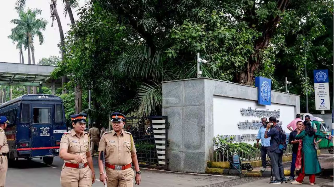 IIT Student Suicides: IIT मधील विद्यार्थ्यांचे जीवन धोक्यात? १० वर्षांत आत्महत्येच्या घटनांमध्ये वाढ; अहवालातून खळबळजनक खुलासा