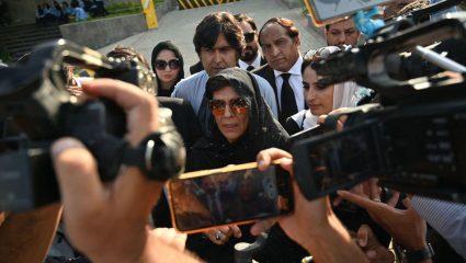 Pakistan Crisis : इम्रान खान तुरुंगात,आता बहिणीलाही अटक; २७ सप्टेंबरच्या मोर्च्याआधी खळबळ!