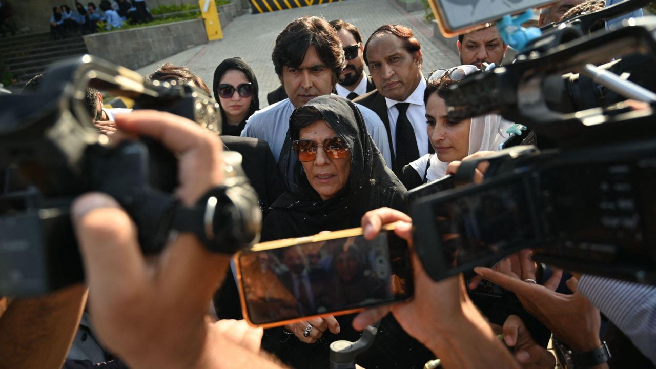 Pakistan Crisis : इम्रान खान तुरुंगात,आता बहिणीलाही अटक; २७ सप्टेंबरच्या मार्चआधी खळबळ!