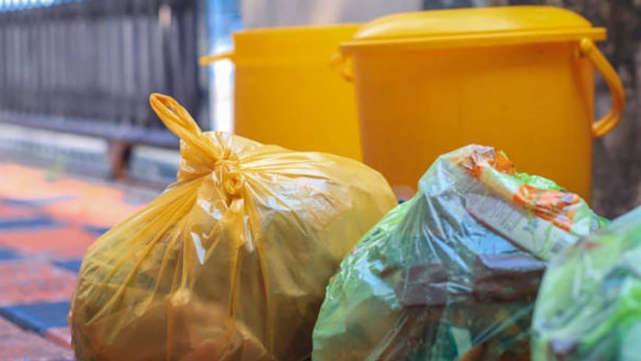 Kitchen Hack : डस्टबिनमधून घाणेरडा वास येतोय? ‘ही’ एक ट्रिक करा, दुर्गंधी होईल गायब!
