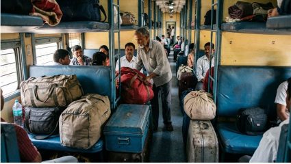 ट्रेनमध्ये अवाजवी सामान नेल्यास बसणार दंड! AC ते जनरल डब्यापर्यंत, जाणून घ्या प्रत्येक क्लासची लगेज लिमिट