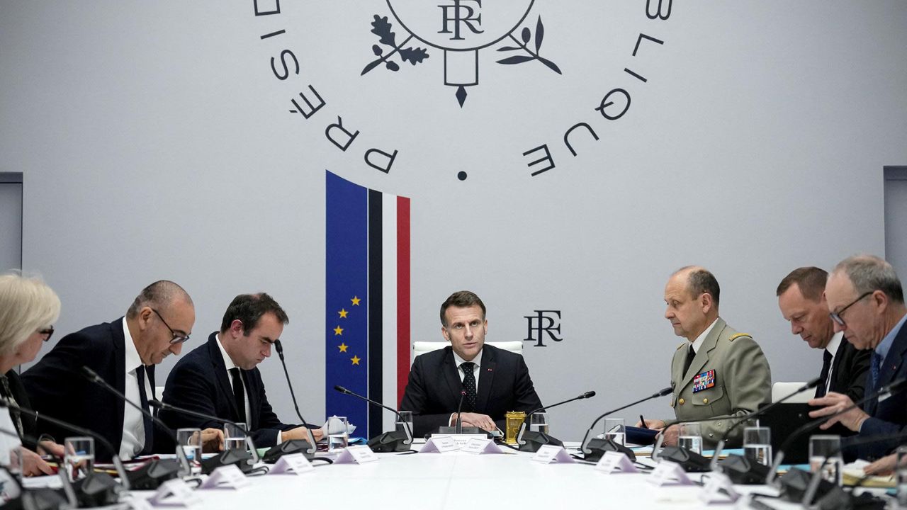 France Security : ‘रशियन हायब्रिड हल्ल्यां’चा धोका! मॅक्रॉन ॲक्शन मोडमध्ये; महत्त्वाच्या पायाभूत सुविधांना सुरक्षा कवच
