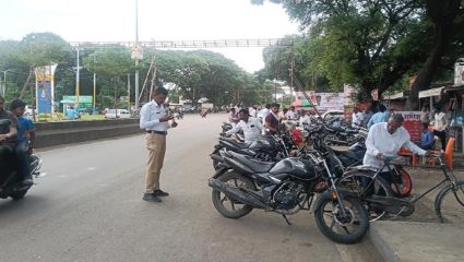 रस्त्यालगत वाहने पार्किंग करणाऱ्यांना माळेगाव वाहतूक पोलिसांचा दणका; धडक कारवाई सुरु