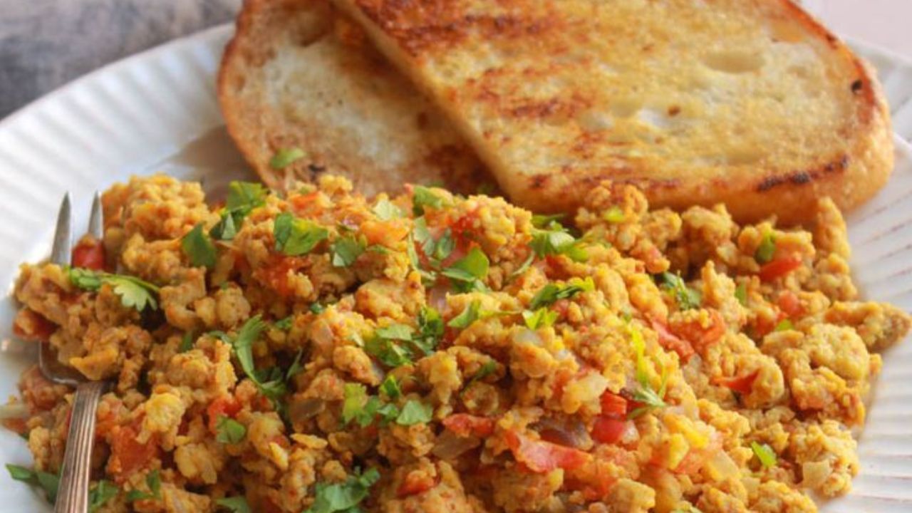 रिसर्चनुसार, सकाळी वेळेत आणि लवकर नाश्ता केल्याने मेटाबॉलिक हेल्थवर याचा चांगला परिणाम होतो. म्हणजेच जर तुम्ही सकाळी ७ वाजता उठत असाल तर ८ किंवा ९ वाजता सकाळचा नाश्ता करणे योग्य ठरेल.