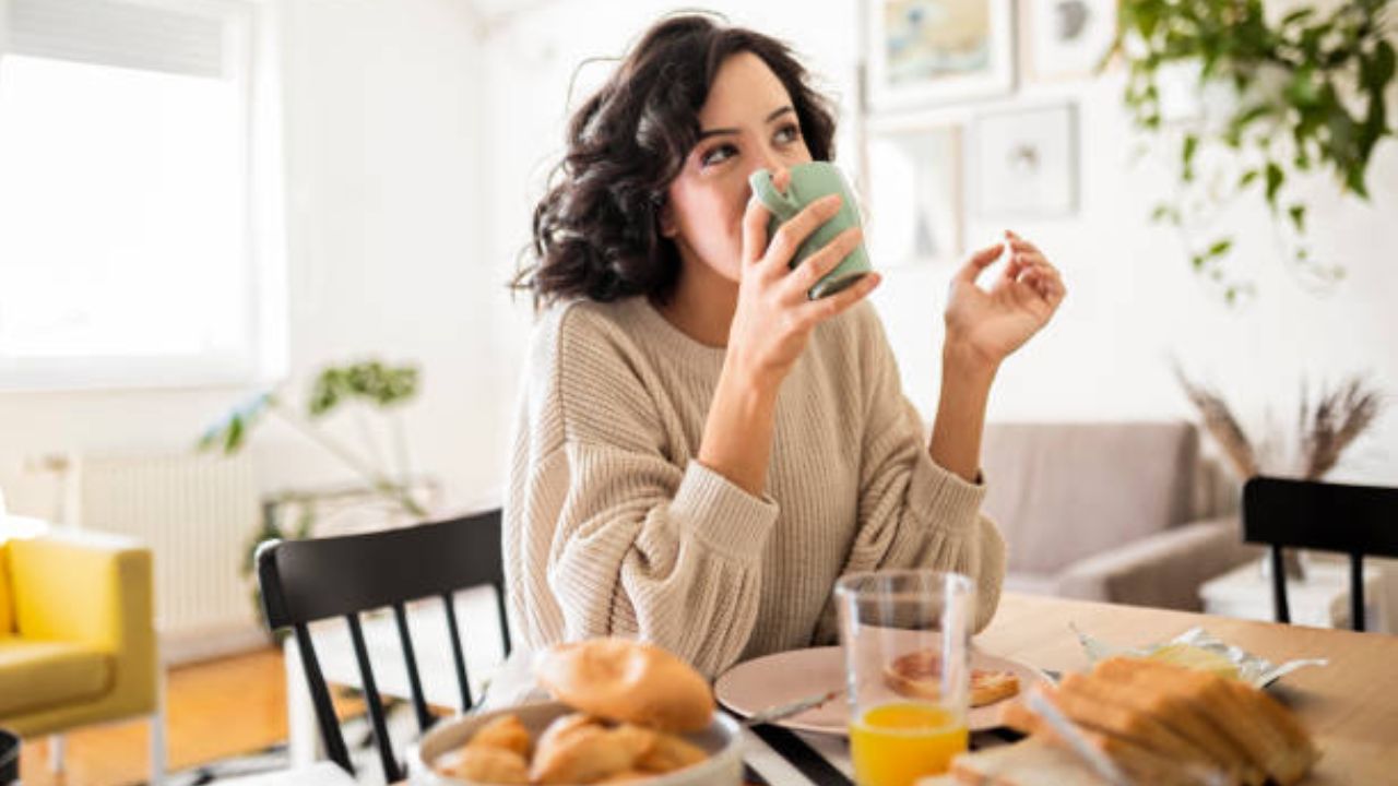 Breakfast Tips: सकाळी उठल्यानंतर किती वेळाने नाश्ता करायला हवा? तज्ज्ञांनी दिला सल्ला!