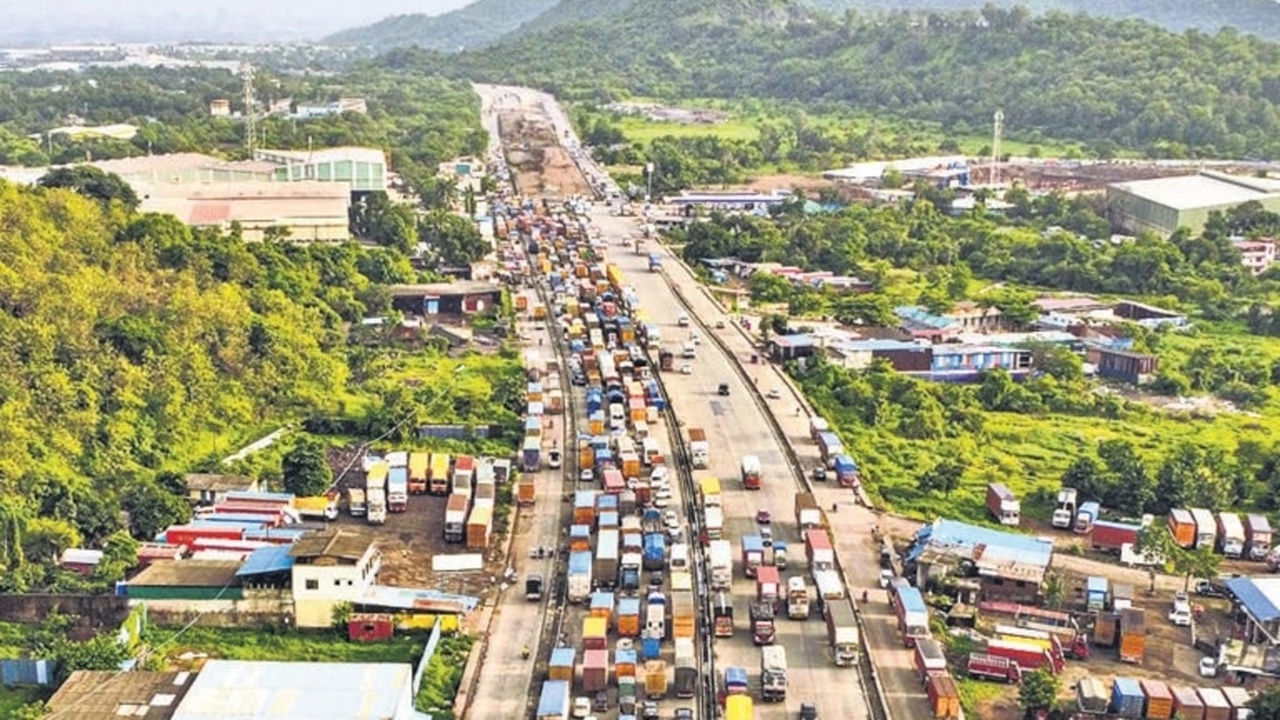 Nashik News: रस्त्यांची दुर्दशा अन् पोलिसांची परीक्षा! खड्ड्यांतून भाविकांचा प्रवास, त्र्यंबकेश्वर मार्गावर हजारो भाविकांची गर्दी
