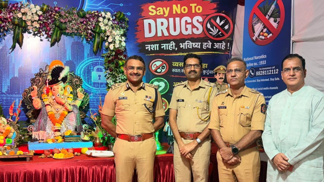 Navi Mumbai News: एपीएमसी पोलीस ठाण्याच्या बाप्पाचे पोलीस आयुक्तांकडून दर्शन; जनजागृती देखाव्याचे कौतुक