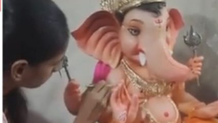 नेरळच्या कुंभारवाड्यात ७५ वर्षांची परंपरा; शाडूच्या गणेशमूर्तींना विद्यार्थिनींचा हातभार