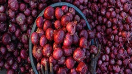 Onion Prices High : कांद्याच्या भावाने 80 गाठली, तर लिंबू 700 आणि कोथिंबीर 350 रुपये किलोच्या घरात