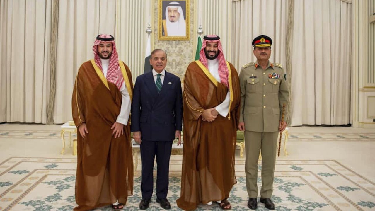 Saudi-Pakistan : सौदीच्या सुरक्षेसाठी पाकिस्तान पूर्ण ताकदीने मैदानात! संरक्षणासाठी दिलं ठोस आश्वासन