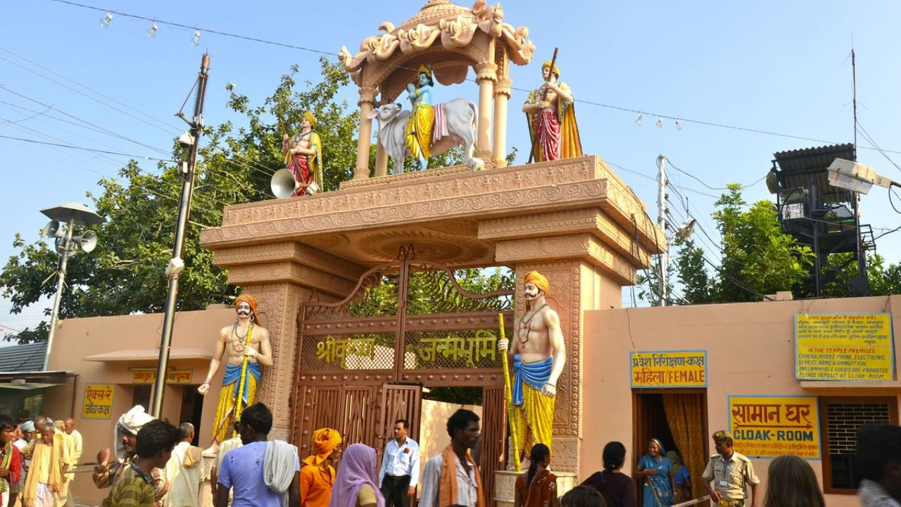 जन्माष्टमीला मथुरा-वृंदावनाला जात असाल तर या 4 ठिकाणांना भेट द्यायला विसरू नका