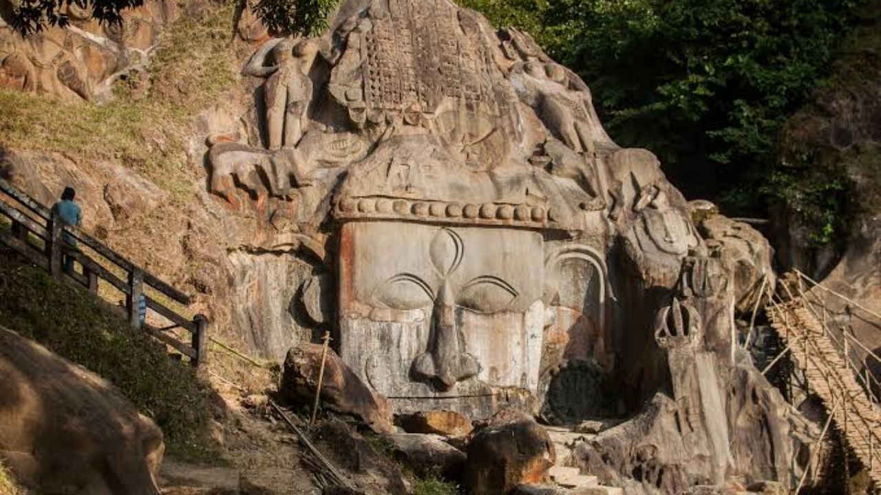 Travel News : देशातील एक असे ठिकाण जिथे आहेत 99,99,999 मुर्त्या, फार रंजक याचे याची कहाणी