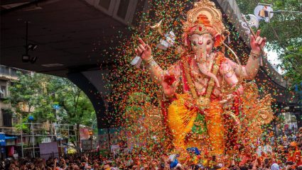 Ganesh Chaturthi 2026 : भारतातील 5 सुप्रसिद्ध गणपती पंडाल, एकदा तरी नक्की भेट द्या