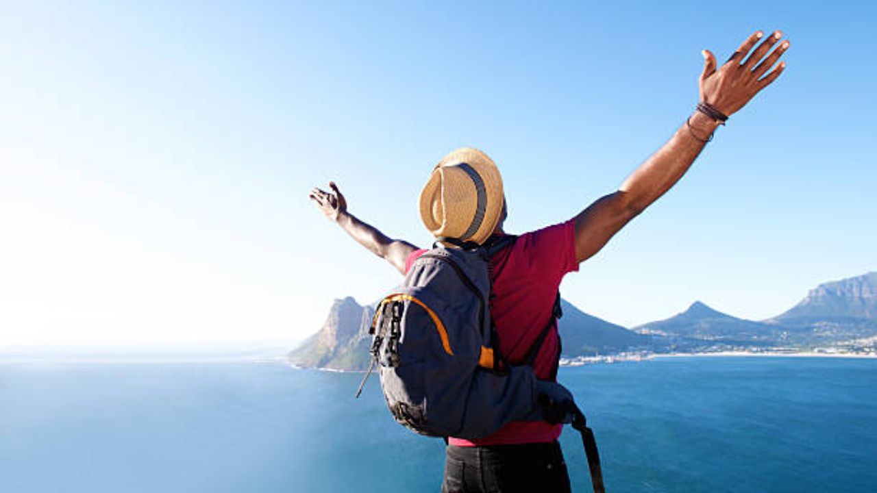 Travel News : एकट्याने फिरण्याचा विचार करताय? या चुका टाळल्या तर प्रवास होईल सुरक्षित