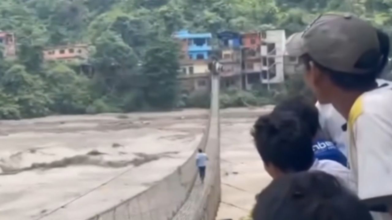 नेपाळ पुरातील सर्वात भावूक क्षण! कुटुंबाच्या प्राणांसाठी बापाने पणाला लावला जीव; भावूक करणारा Video Viral