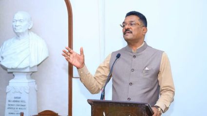 ‘मी जनता दरबार नाही, तक्रारदार दरबार घेणार!’ प्रताप सरनाईकांचा नगररचना विभागाला इशारा
