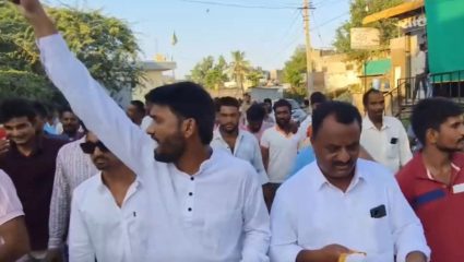 Buldhana News : दुष्काळ जाहीर करण्यासाठी शेतकऱ्यांचे अनोखे आंदोलन; ‘भीक मांगो’ करत सरकारविरोधात आक्रोश