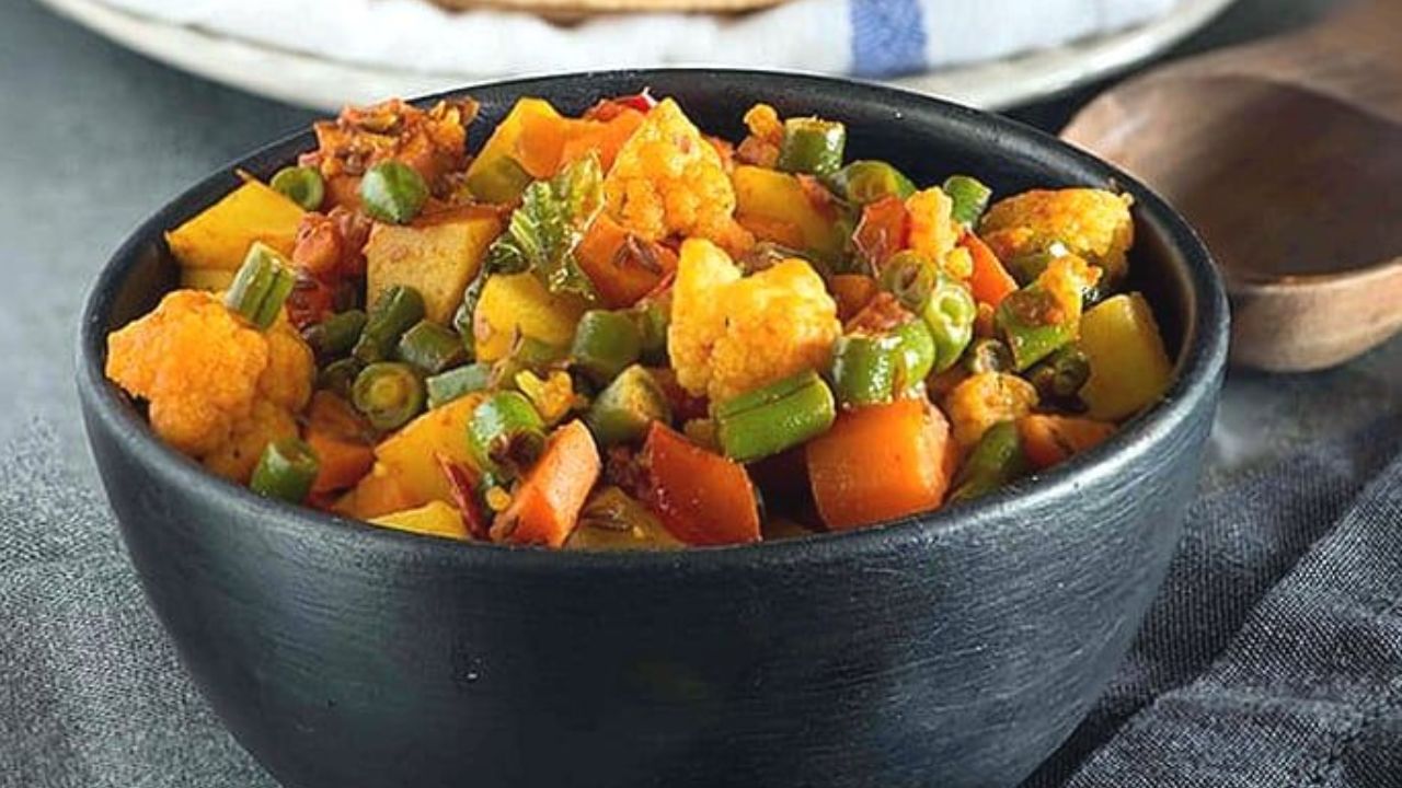 Recipe : हॉटेलसारखी मिक्स व्हेज भाजी घरीच बनवा; जाणून घ्या सोपी रेसिपी