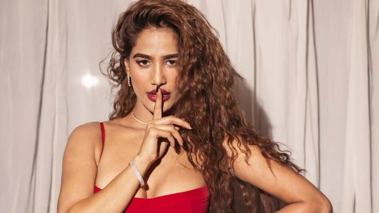 Poonam Pandey :’वेश्याव्यवसाय लीगल करा..’, पूनम पांडेच्या वक्तव्याने खळबळ, एडल्ट कंटेंटबाबतही केलं मोठं विधान