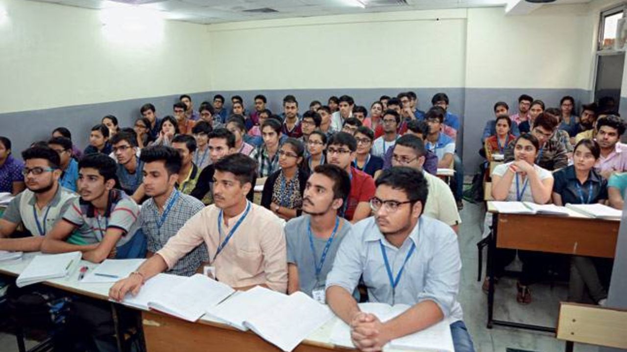 Private Coaching Classes Rules: ट्यूशन क्लासेसच्या मनमानीला चाप: शाळेतील पूर्णवेळ शिक्षकांना शिकवणी घेण्यास सक्त मनाई