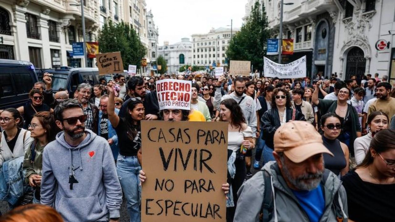Spain Housing Crisis : गृहनिर्माण संकटाने स्पेनमध्ये संताप; आंदोलकांची सरकारकडे तातडीच्या कारवाईची मागणी
