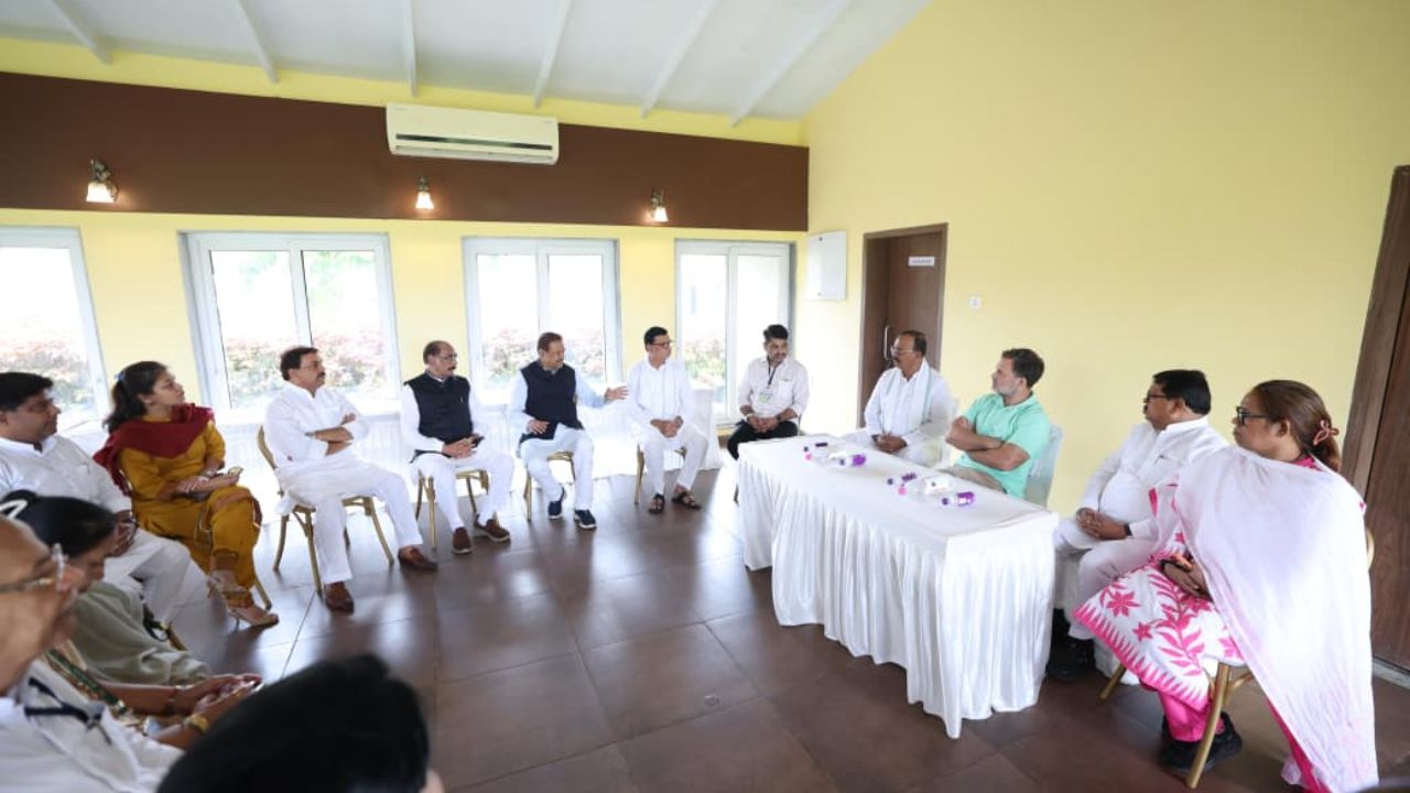 पृथ्वीराज चव्हाणांची राहुल गांधींसोबत महाराष्ट्रातील ज्वलंत प्रश्नांवर चर्चा; तब्येतीची विचारपूस करत पुन्हा सक्रिय होण्याचं आवाहन