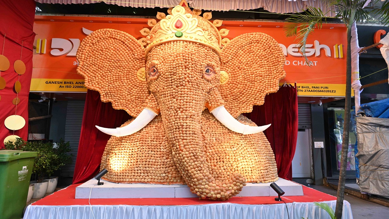 २१ हजार पाणीपुरींपासून साकारला १३ फूटी गणपती बाप्पा; पुण्यातील गणेश भेळचा अनोखा उपक्रम