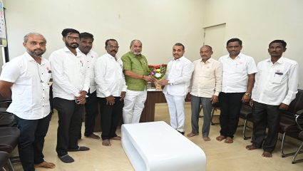 गळीत हंगामाआधी राजू शेट्टींची मोर्चेबांधणी! कराडमध्ये बाळासाहेब पाटील यांची घेतली भेट; नेमकं काय चर्चा झाली?