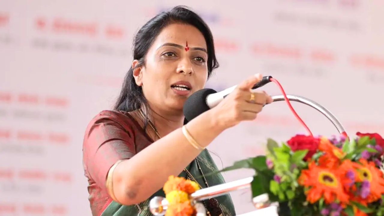 ‘ही अंधभक्तांची जमात फोफावत चालली आहे’ जमुईतील तरुणीच्या छेडछाडीवर रोहिणी खडसे संतापल्या