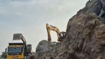 Sajjangad : ब्लास्टिंगचा दणका अन् सज्जनगड घाट ठप्प! दरड कोसळल्याने शेकडो भाविक-पर्यटक अडकले