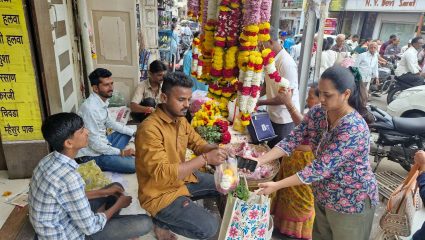 Satara News : गणपती बाप्पा मोरया”च्या जयघोषात घरगुती गणेशमूर्तींचे आगमन; सोमवारी दुपारपर्यंत घरोघरी प्रतिष्ठापना