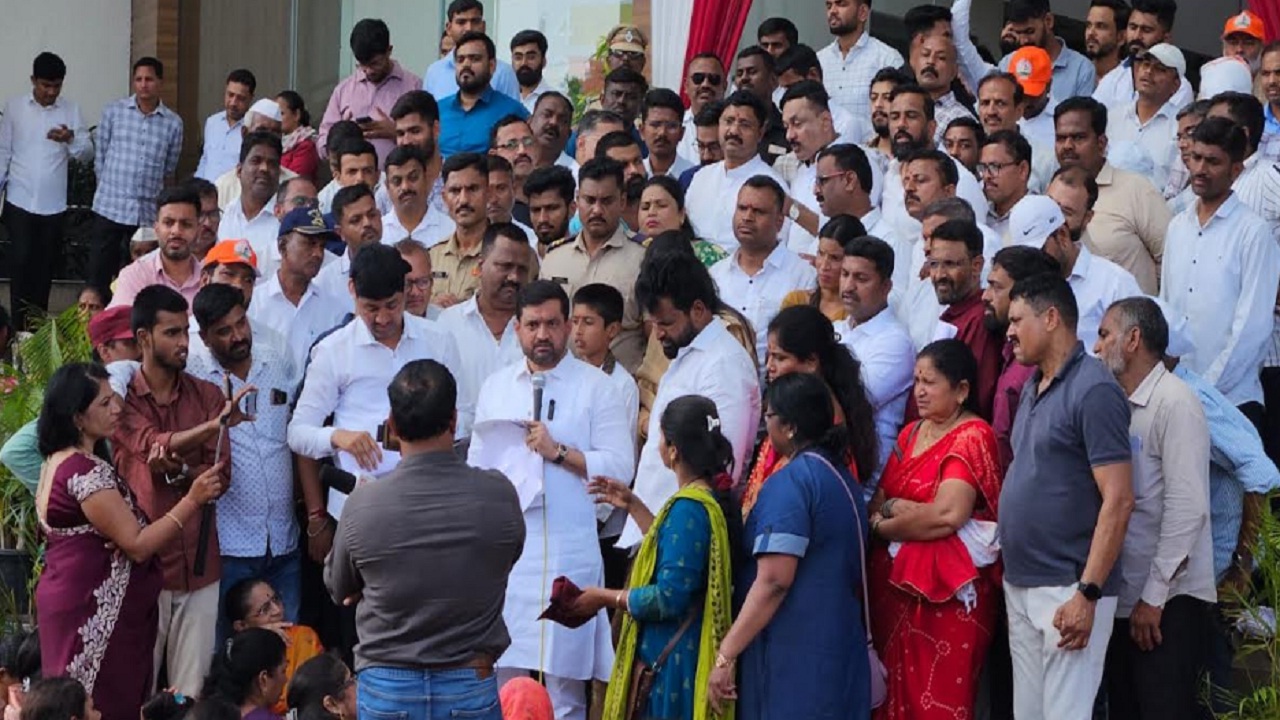तळेगाव दाभाडे नगरपरिषदेच्या हद्दीबाहेरील रस्त्यांसाठी २ कोटींचा निधी; आमदार सुनील शेळके यांची मोठी घोषणा