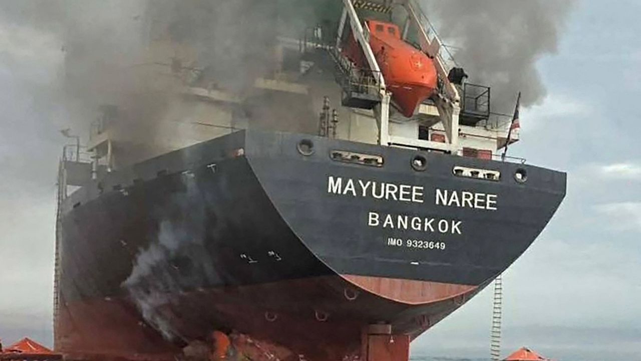 Strait of Hormuz : आखातात पुन्हा तणाव! जहाजावर हल्ला; एकाचा मृत्यू, तेलपुरवठ्याची चिंता वाढली