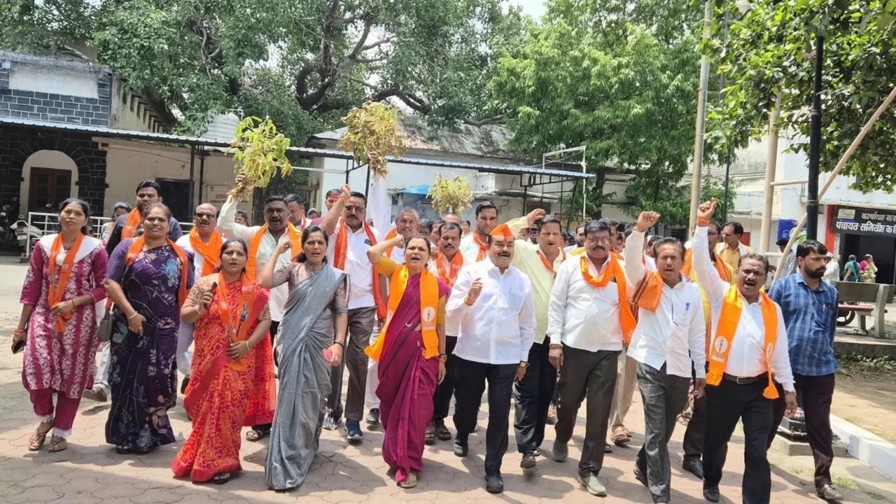 कोरडा दुष्काळ तत्काळ जाहीर करा, शेतकरी मदतीसाठी शिवसेनेचा एल्गार; जिल्हाधिकाऱ्यांना निवेदन