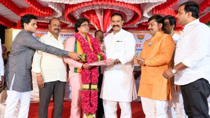 Solapur News : करमाळ्यात फुटली राजकीय हंडी! काँग्रेस तालुकाध्यक्ष प्रतापराव जगताप समर्थकांसह भाजपमध्ये