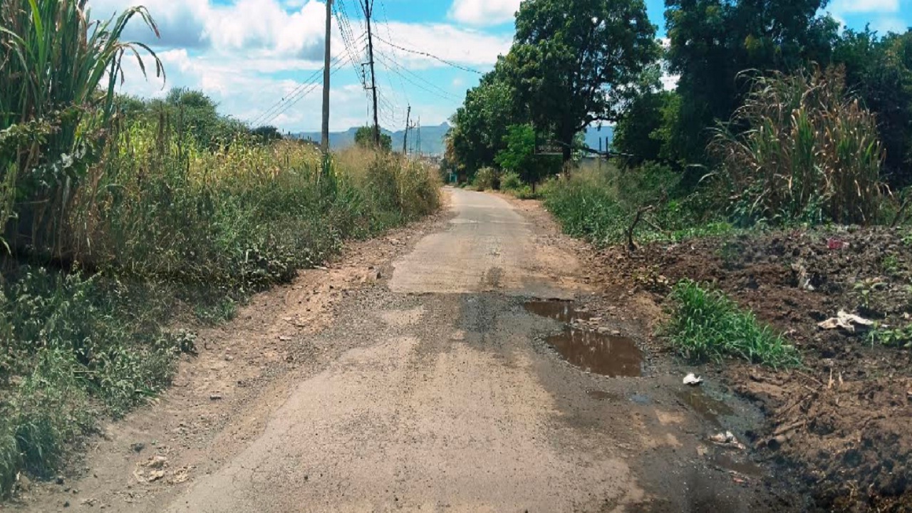 सोनोरीत रस्त्याला २० लाख खर्च तरीही खड्डेच; बांधकाम अभियंत्यावर कारवाईची ग्रामस्थांची मागणी