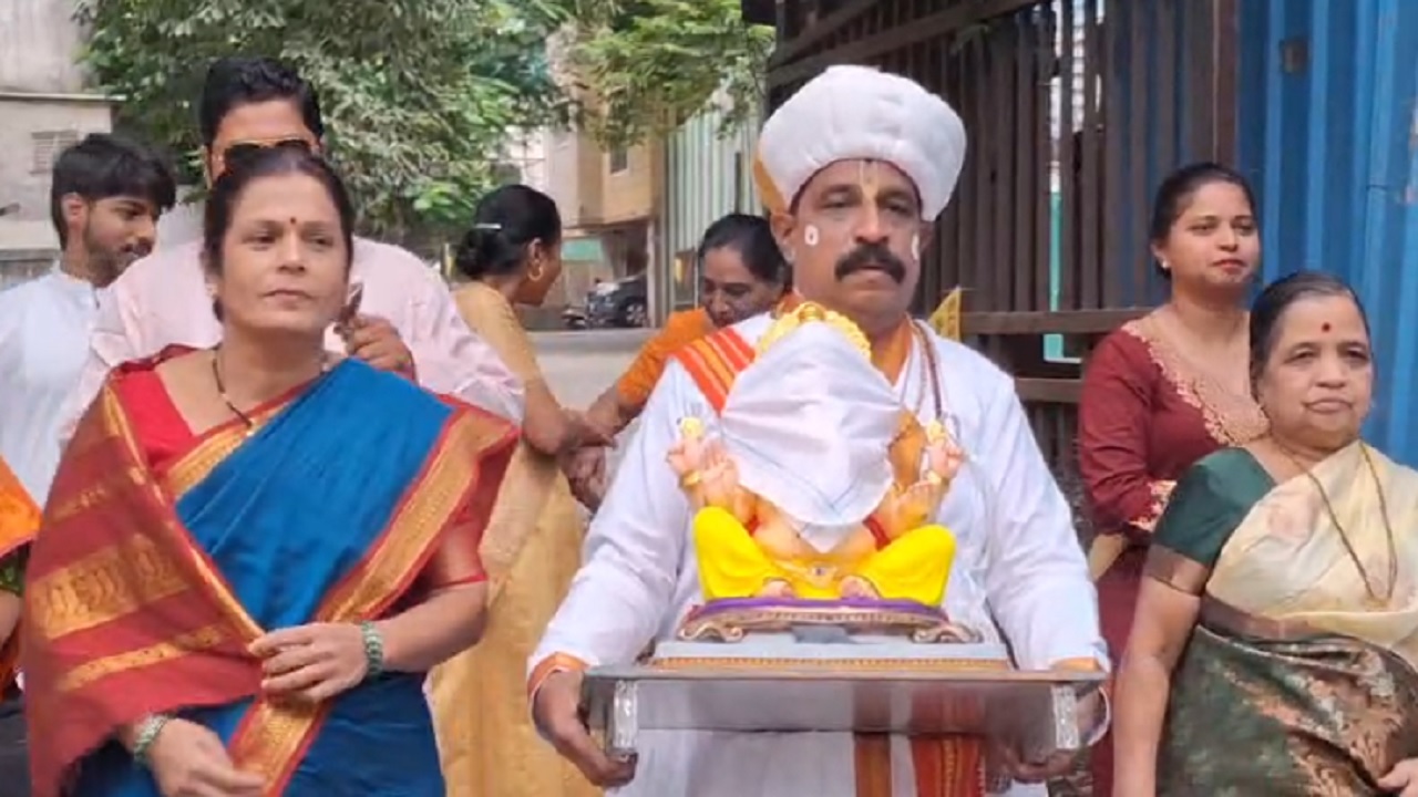 तुकोबांची वेशभूषा अन् बाप्पाचं स्वागत; नगरसेवक सुनील पांडे यांच्या घरी गणरायाचे आगमन