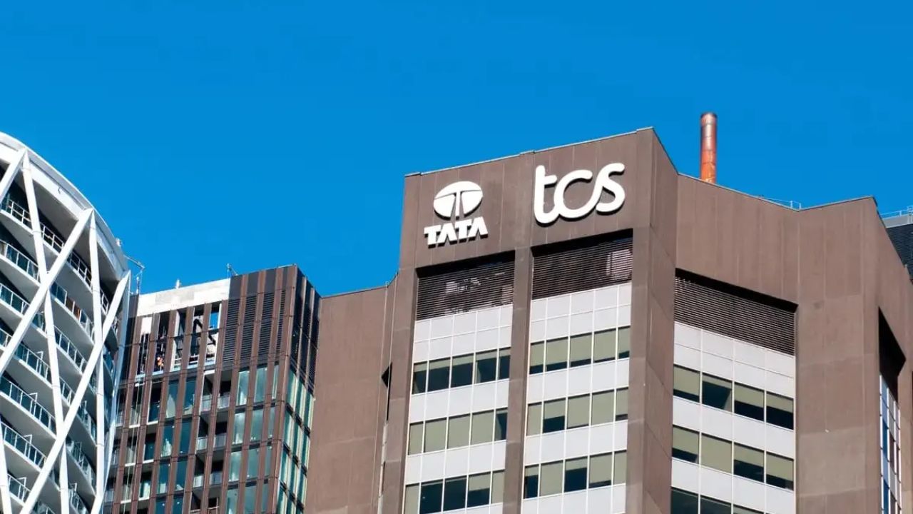 असं का? भारतात धक्का देऊन UK मध्ये बंपर Hiring! Layoff नंतर TCS चा मेगाप्लॅन, 5000 नव्या नोकऱ्या देणार