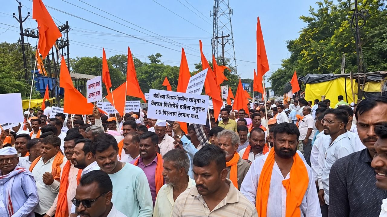 वाशिममध्ये कोरडा दुष्काळ जाहीर करा, जिल्हाधिकाऱ्यांना निवेदन; शिवसेना ठाकरे गटाचा आक्रोश मोर्चा