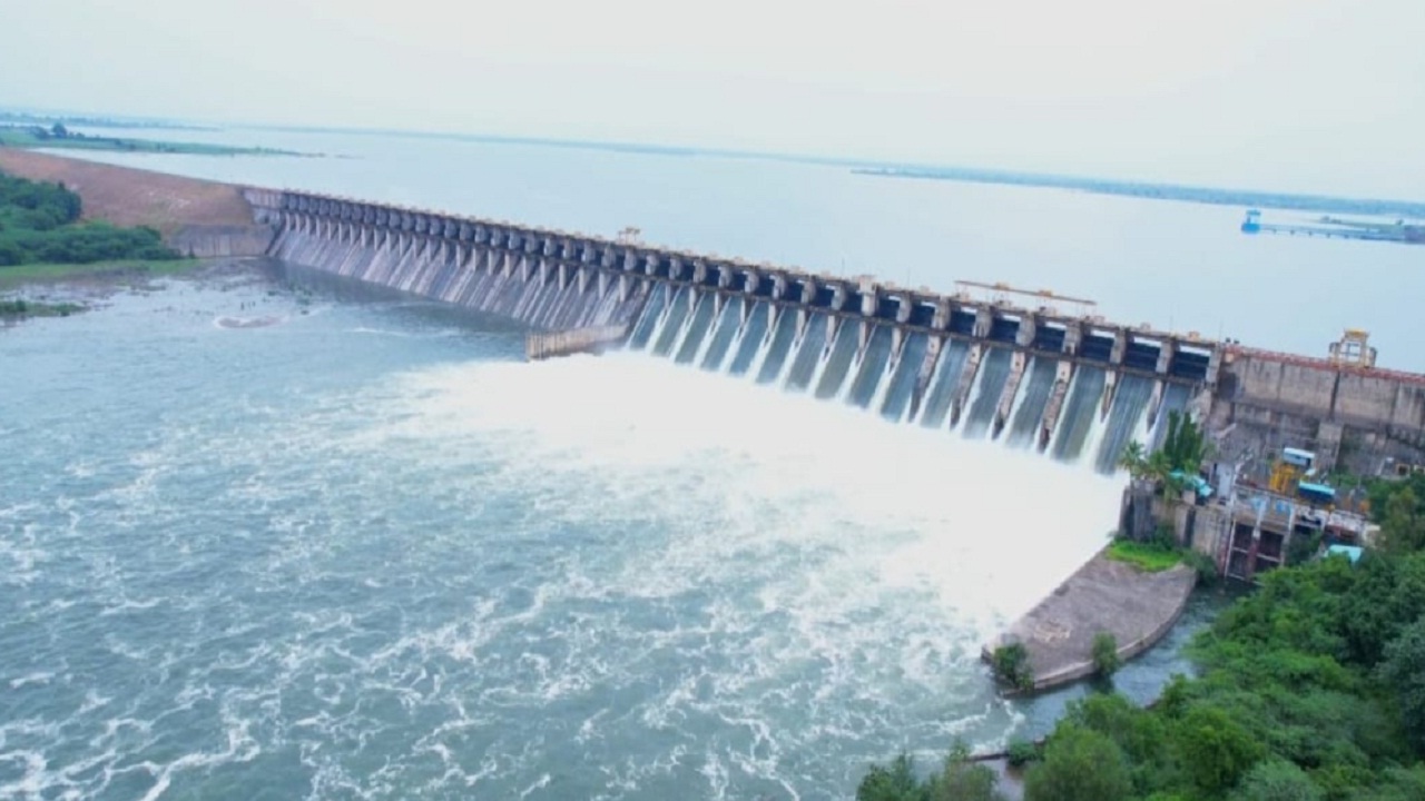 उजनीच्या पाण्यावर ठेकेदाराचा ताबा नको, मच्छिमारांचे सिंचन भवनासमोर बेमुदत उपोषण; ई-टेंडर प्रक्रिया रद्द करण्याची मागणी