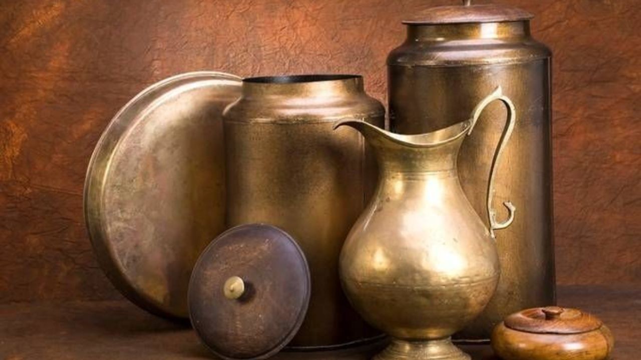 ५ मिनिटांत उजळतील पितळेची भांडी! घरच्या घरी तयार करा ‘हे’ खास द्रव अन् मिळवा अगदी नव्यासारखी चमक