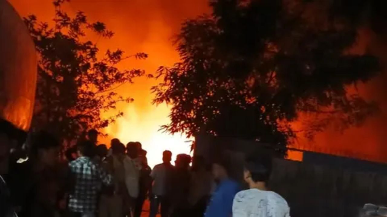 Vasai Dumping Ground Fire : वसई डम्पिंग ग्राऊंडला भिषण आग! परिसरात धुराचे साम्राज्य, नागरिकांमध्ये भीतीचे वातावरण