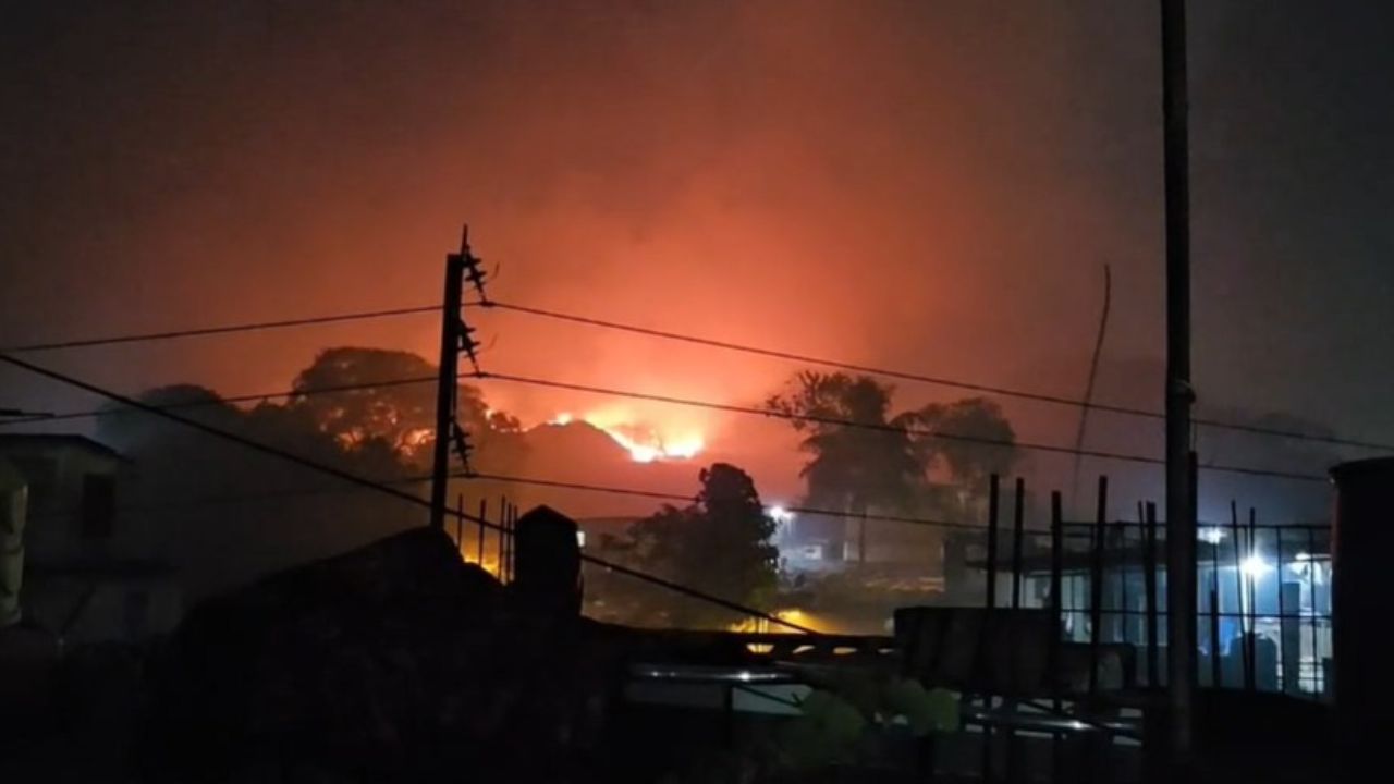 Vasai Dumping Ground Fire: वसई डम्पिंग ग्राऊंडला भीषण आग! परिसरात धुराचे साम्राज्य, नागरिकांमध्ये भीतीचे वातावरण