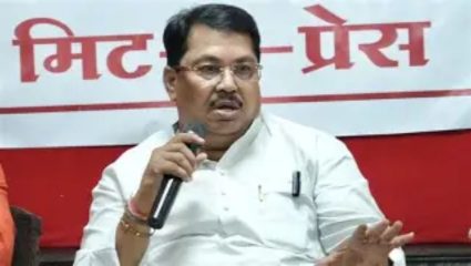 Maharashtra Drought : ही चक्क शेतकऱ्यांची फसवणूक; दुष्काळाच्या घोषणेतील त्रुटींवर विजय वडेट्टीवार संतापले