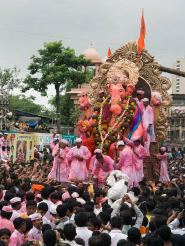 विसर्जनानंतर घरी परतल्यावर हे विधी करणे मानले जाते शुभ