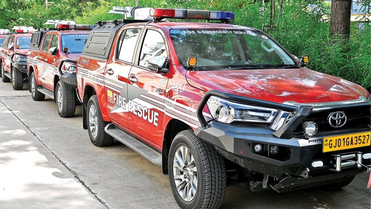 Toyota Hiluxचं ‘रेस्क्यू व्हॅन’मध्ये रूपांतर! अहमदाबाद अग्निशमन दलाच्या ताफ्यात नवी भर