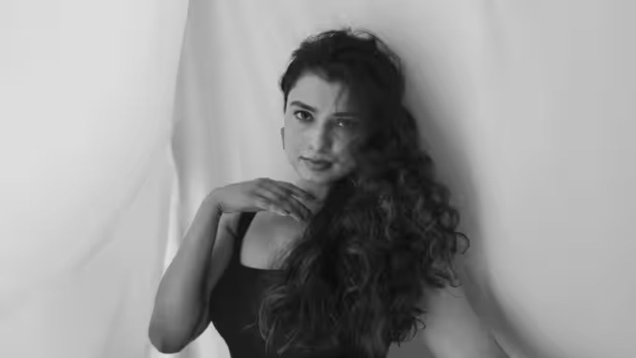 पारंपरिक ते मॉडर्न, सगळंच जमते मयुरीचं खास वैशिष्ट्य हेच आहे. ती साडीत पण तेवढीच सुंदर दिसते आणि अशा मॉडर्न ड्रेसमध्ये पण. कधी ती अगदी साधी, पारंपरिक भूमिका करते, तर कधी असा ग्लॅमरस लुक करते. दोन्ही लुक ती लीलया पेलते. म्हणूनच ती आज मराठीतली टॉप अभिनेत्री आहे. तिचा हा काळ्या ड्रेसमधला लुक तर तिच्या चाहत्यांसाठी एक ट्रीटच आहे. सोशल मीडियावर सध्या फक्त आणि फक्त मयुरीचीच चर्चा आहे.