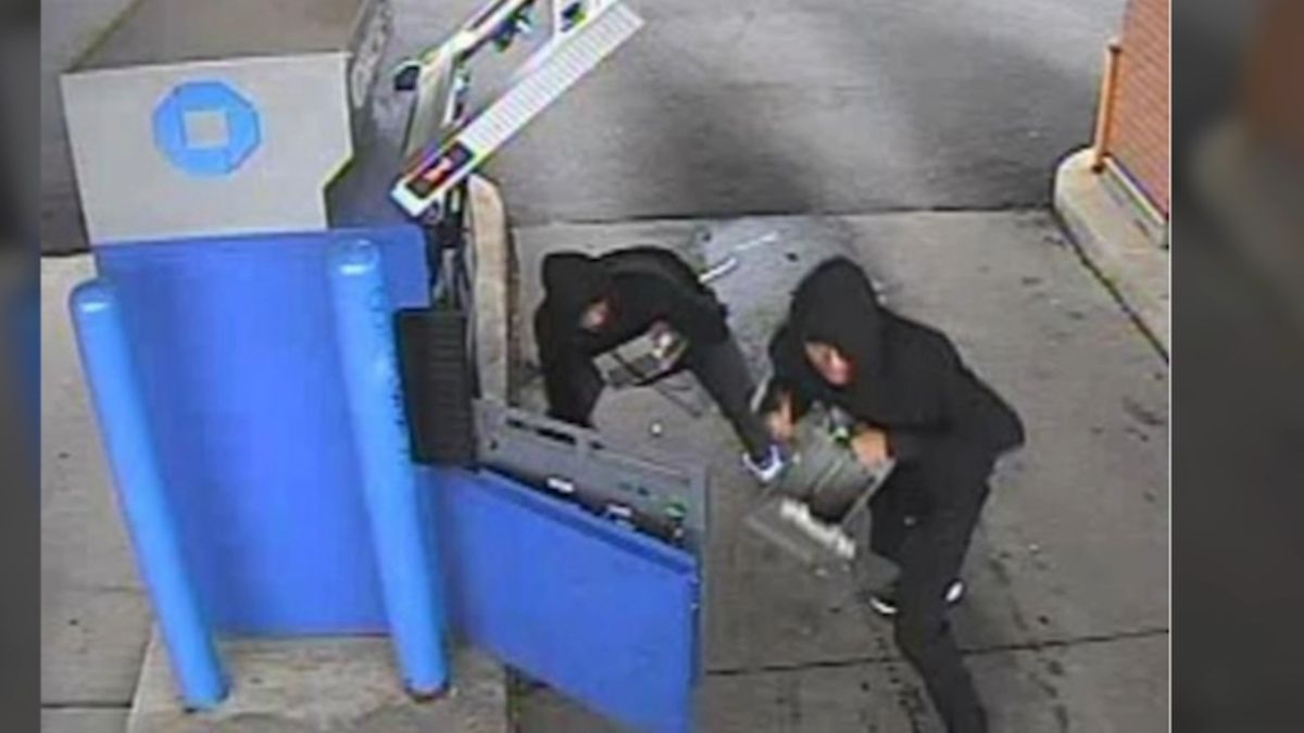 ATM Theft Attempt: मध्यरात्री संधी साधून एटीएममध्ये शिरले चोरटे; पुण्यात पैशांसाठी मशीनचीच केली प्रचंड नासधूस
