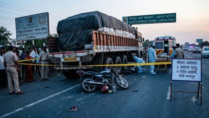 Accident News: दुचाकीवरून चौघे निघाले होते घरी; पाठीमागून ट्रेलर आला अन् पती-पत्नीसह चिमुकल्याचा मृत्यू